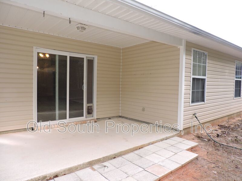 Easy access to bases & shopping! property image