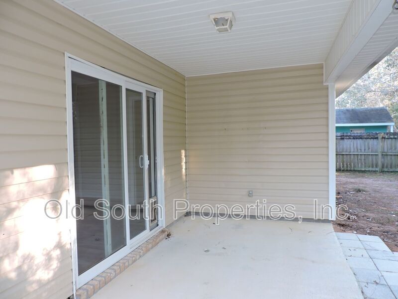 Easy access to bases & shopping! property image