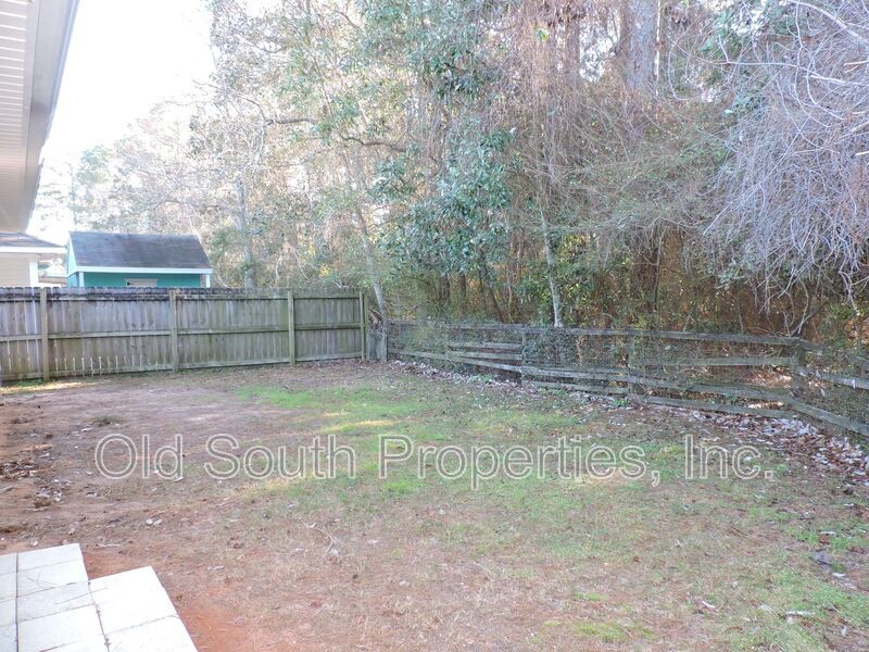 Easy access to bases & shopping! property image