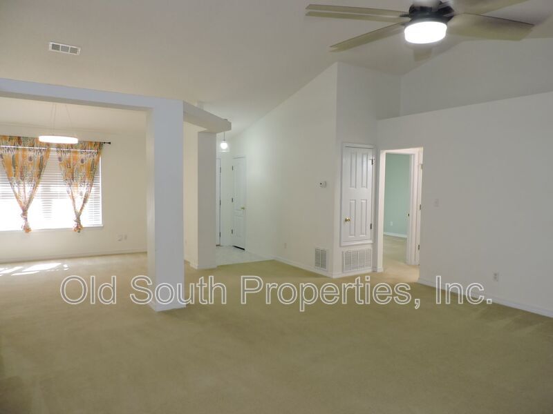 Convenient to I-10 & shopping! property image