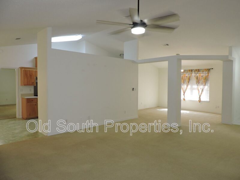 Convenient to I-10 & shopping! property image