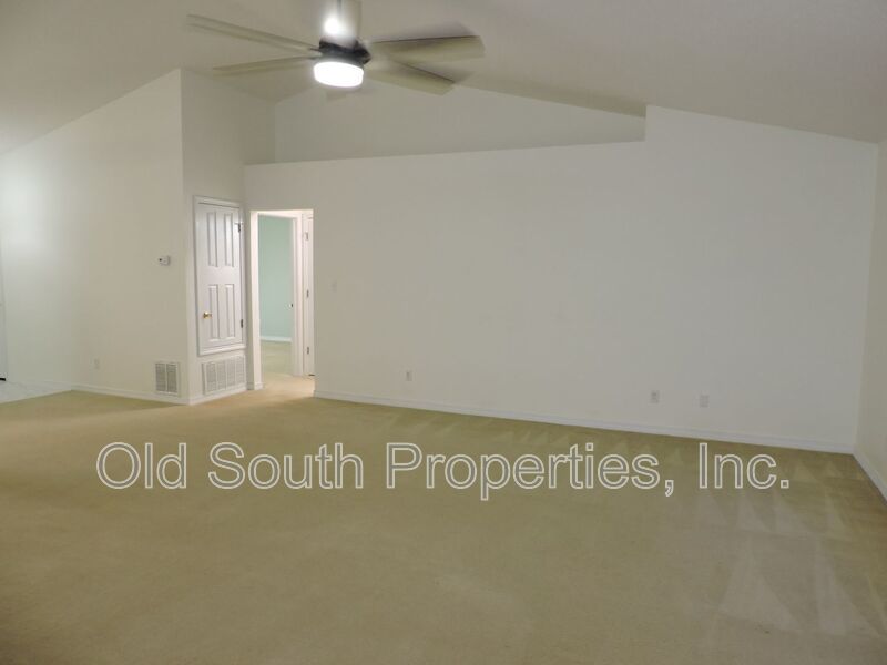 Convenient to I-10 & shopping! property image