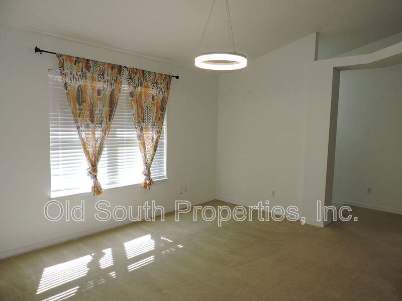 Convenient to I-10 & shopping! property image