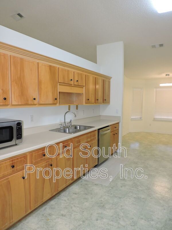 Convenient to I-10 & shopping! property image