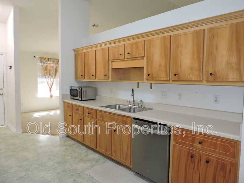 Convenient to I-10 & shopping! property image