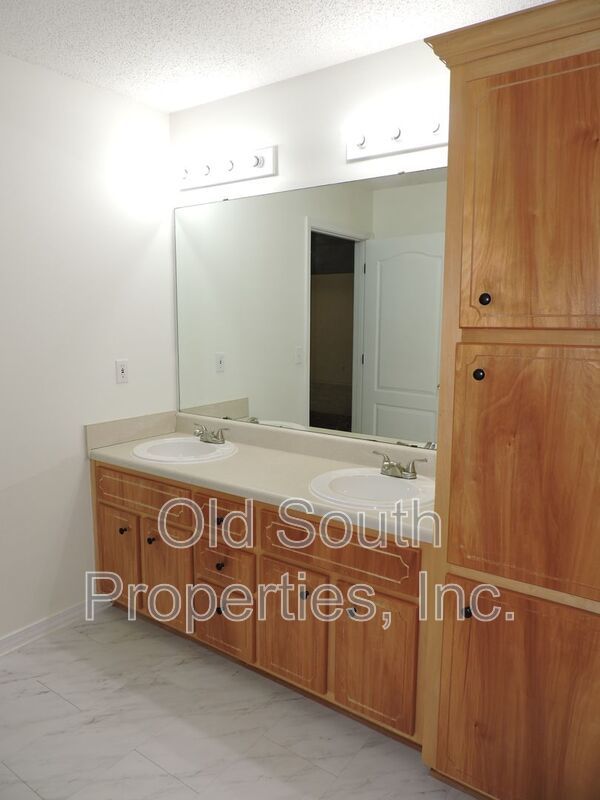 Convenient to I-10 & shopping! property image