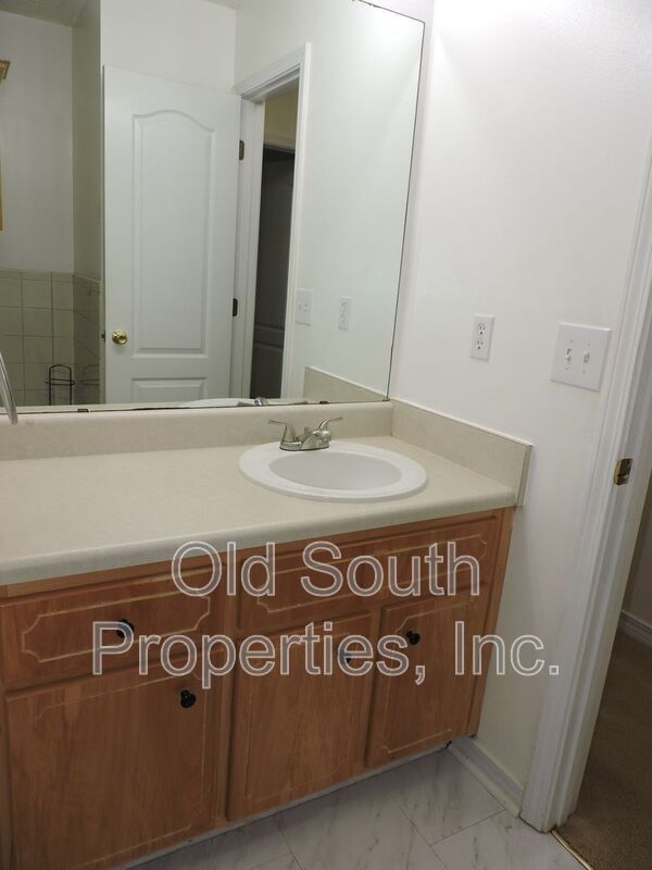 Convenient to I-10 & shopping! property image