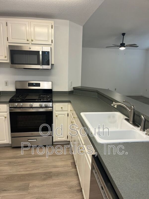 Convenient to bases, shopping & interstate! property image