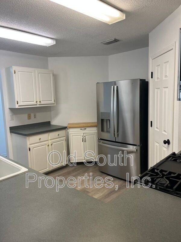 Convenient to bases, shopping & interstate! property image