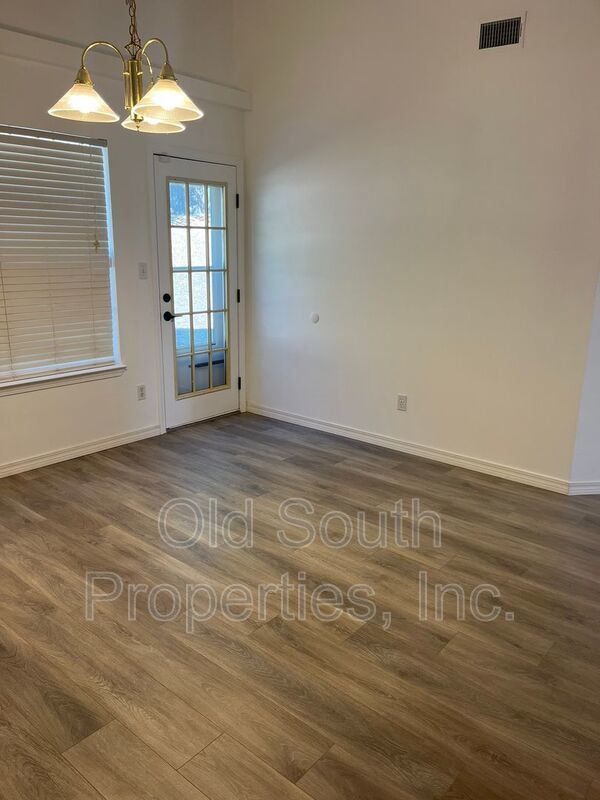 Convenient to bases, shopping & interstate! property image