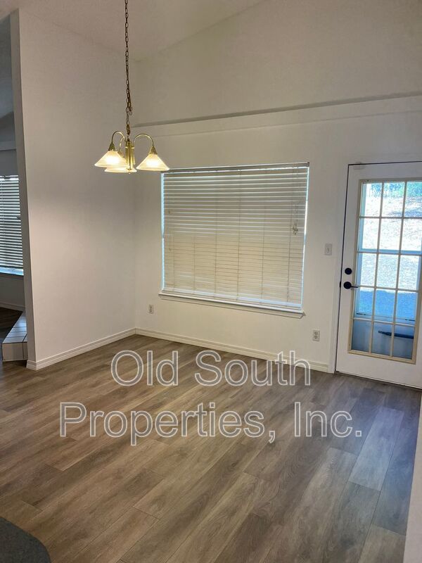 Convenient to bases, shopping & interstate! property image