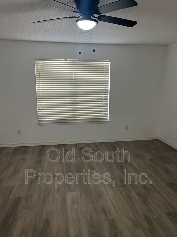 Convenient to bases, shopping & interstate! property image