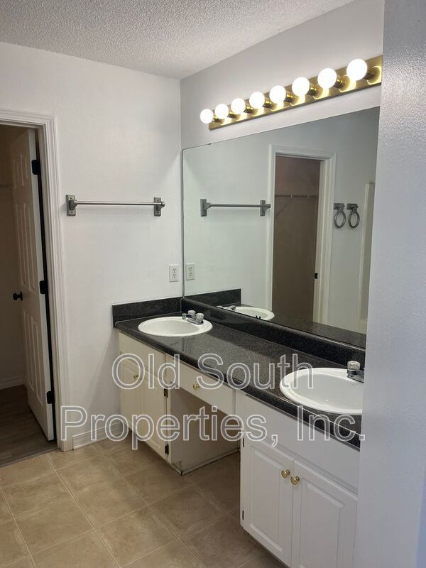 Convenient to bases, shopping & interstate! property image