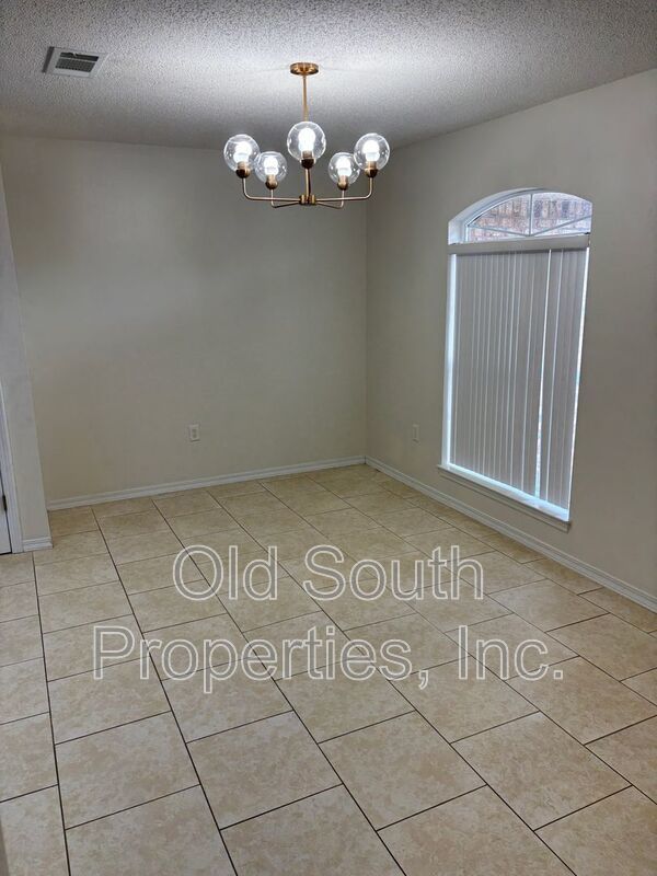 Convenient to I-10 & shopping. property image