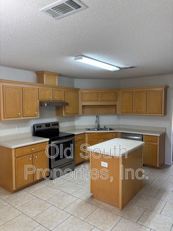 Convenient to I-10 & shopping. property image