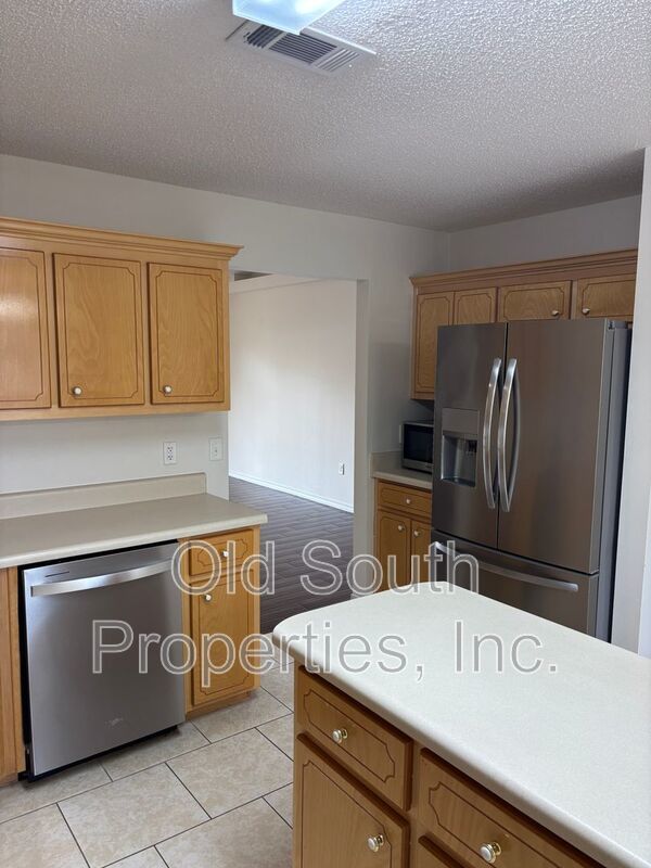 Convenient to I-10 & shopping. property image