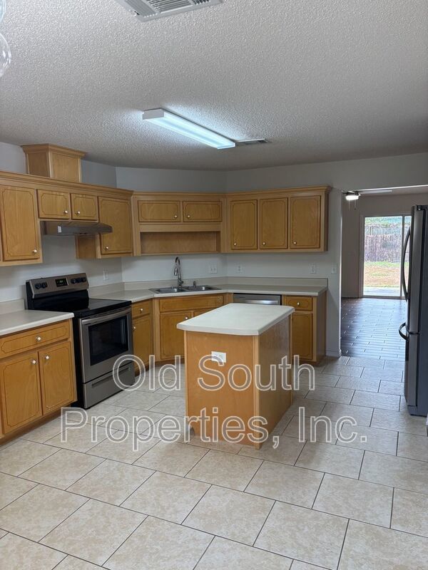 Convenient to I-10 & shopping. property image