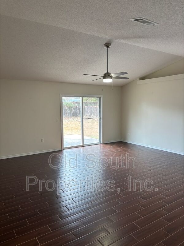 Convenient to I-10 & shopping. property image