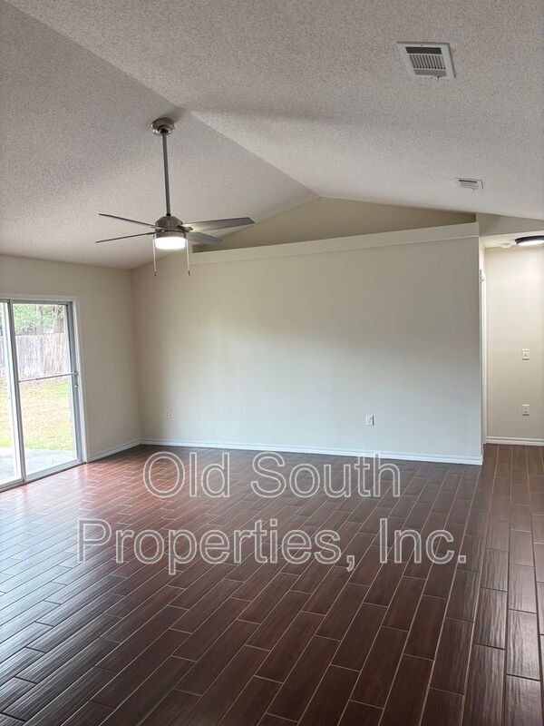 Convenient to I-10 & shopping. property image