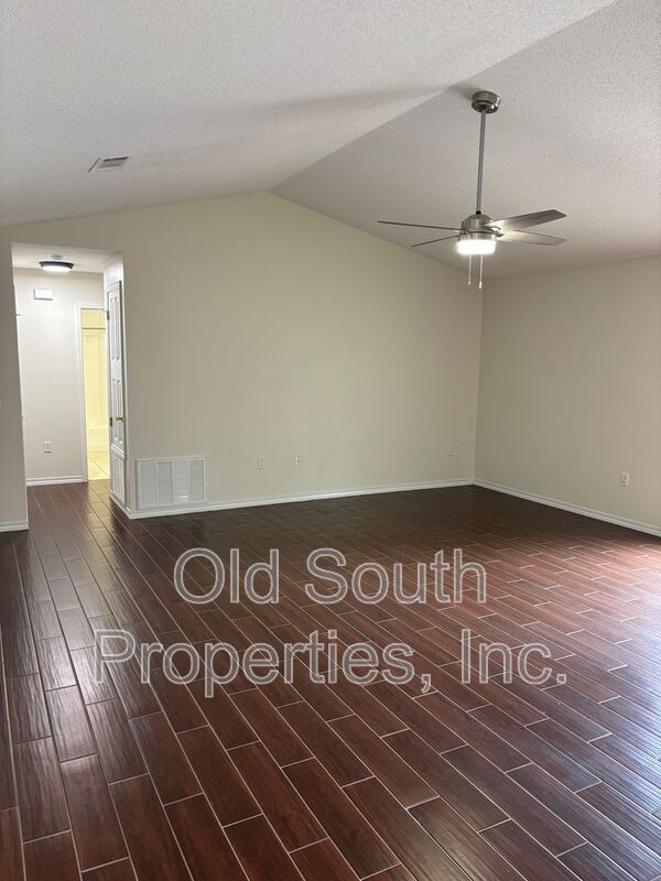Convenient to I-10 & shopping. property image