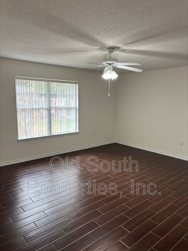 Convenient to I-10 & shopping. property image