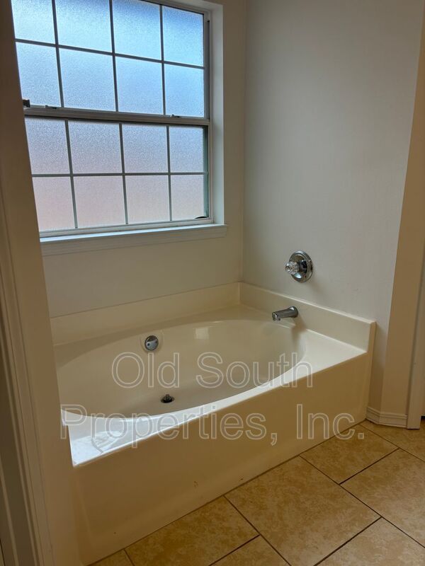 Convenient to I-10 & shopping. property image