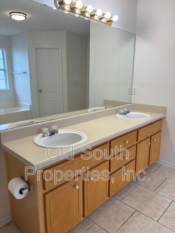 Convenient to I-10 & shopping. property image