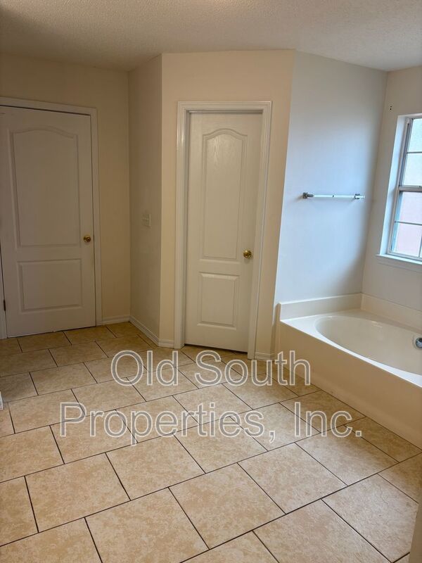 Convenient to I-10 & shopping. property image
