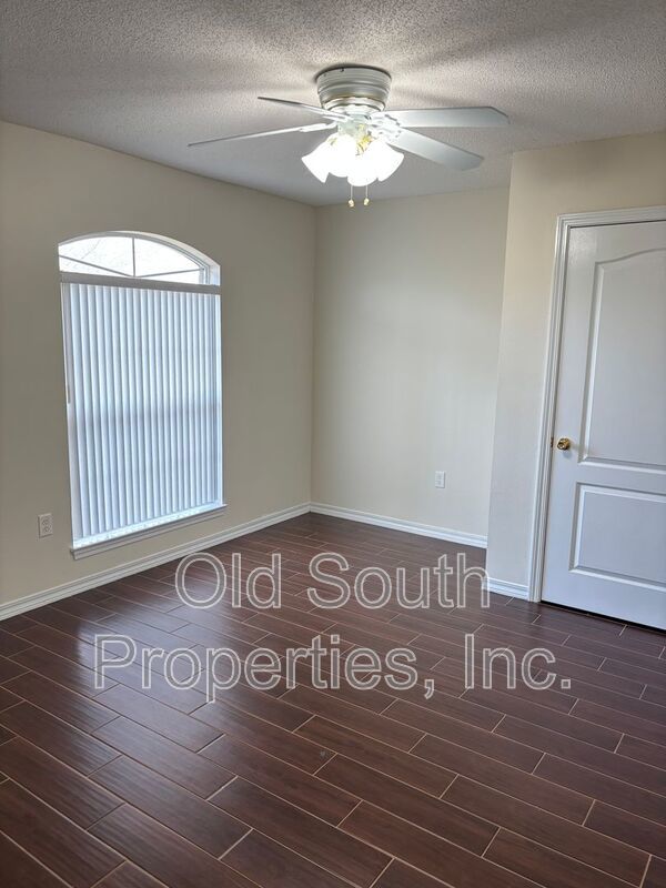 Convenient to I-10 & shopping. property image