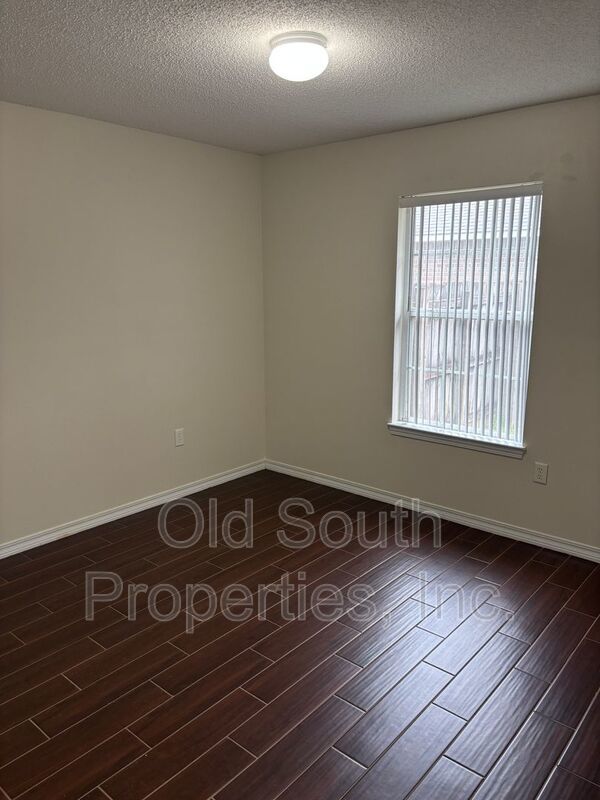 Convenient to I-10 & shopping. property image