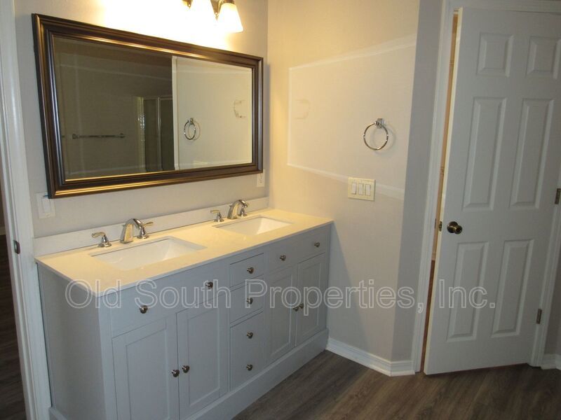 Four bedroom home in convenient location! property image