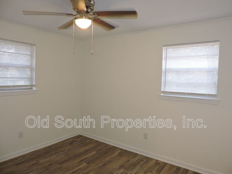 Easy access to shopping! property image