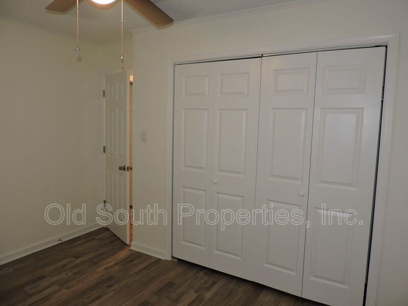 Easy access to shopping! property image