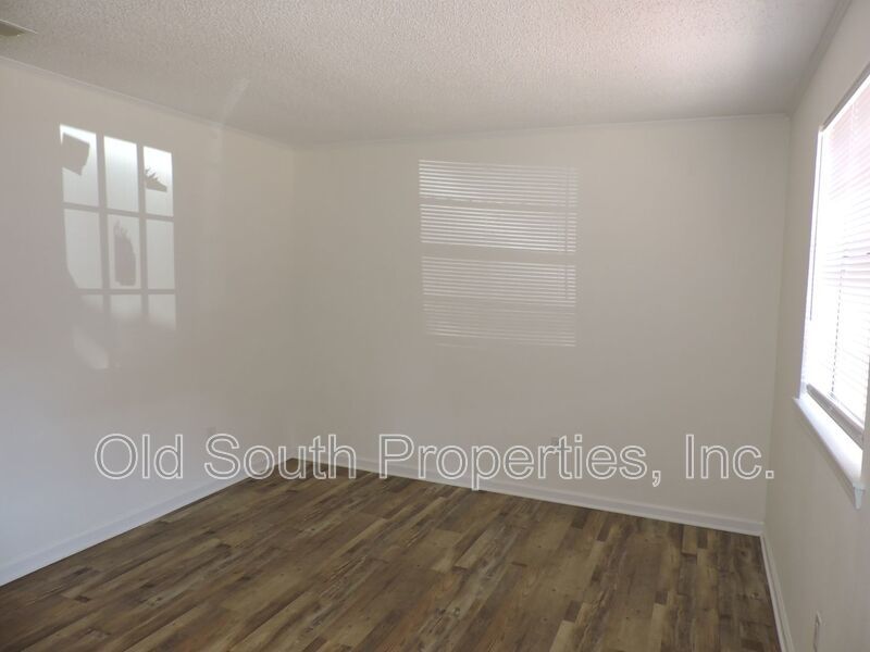 Easy access to shopping! property image