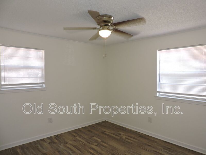 Easy access to shopping! property image