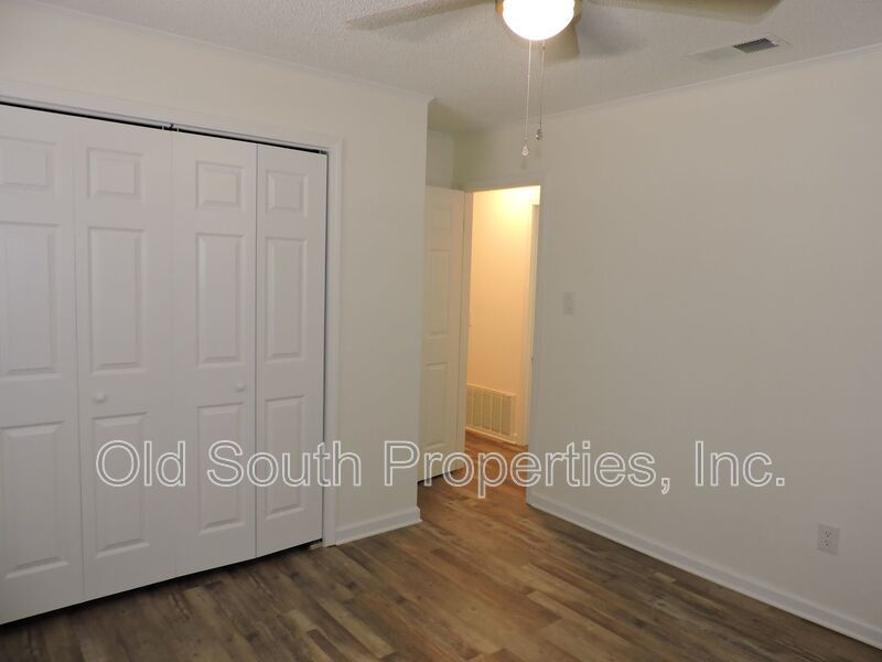 Easy access to shopping! property image