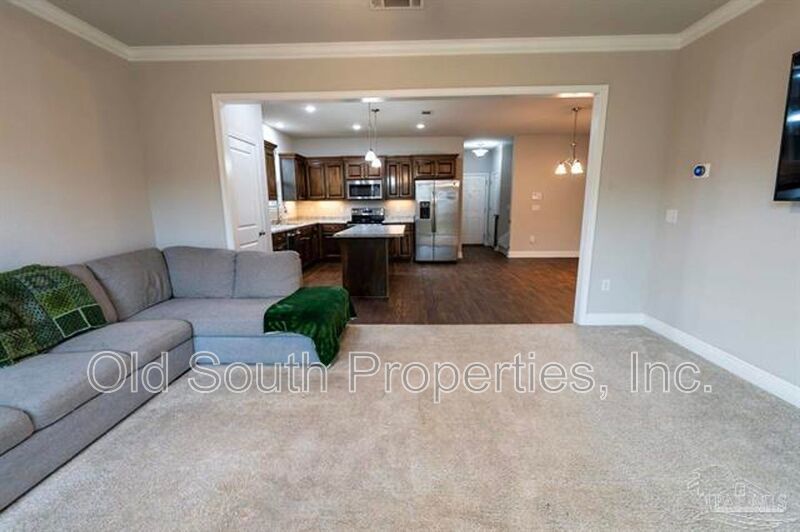 Convenient to I-10, shopping & Navy Federal complex! property image