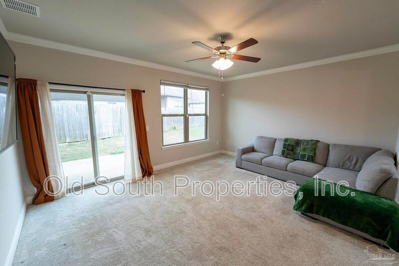 Convenient to I-10, shopping & Navy Federal complex! property image