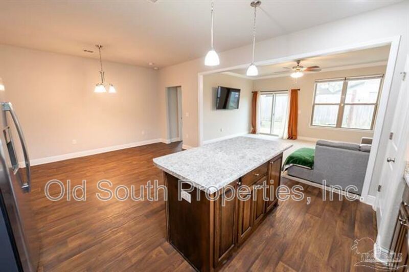 Convenient to I-10, shopping & Navy Federal complex! property image