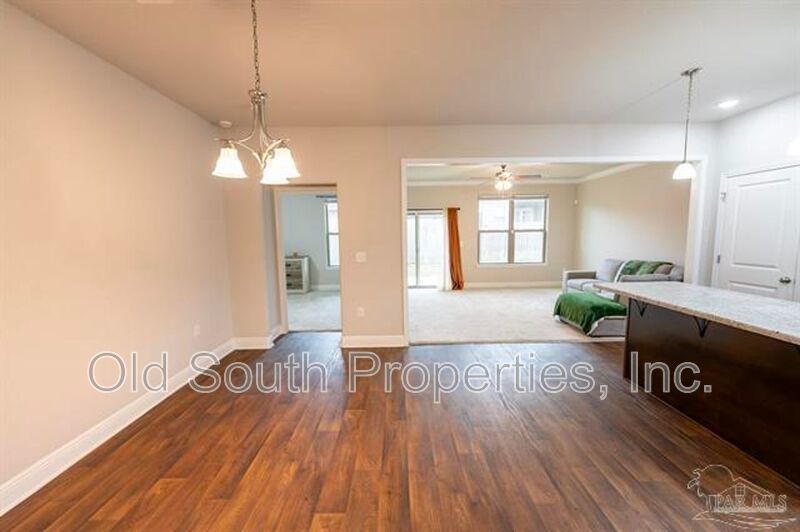 Convenient to I-10, shopping & Navy Federal complex! property image