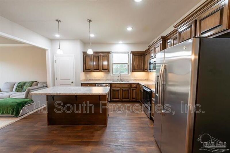 Convenient to I-10, shopping & Navy Federal complex! property image