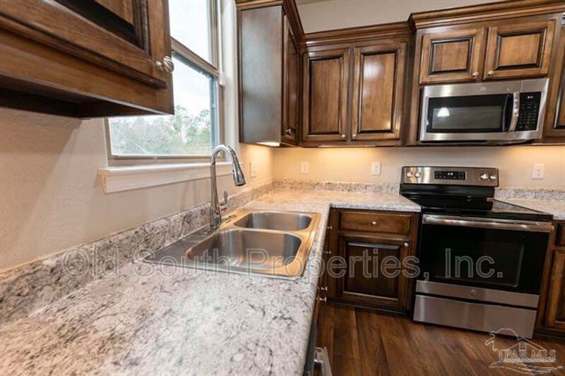 Convenient to I-10, shopping & Navy Federal complex! property image