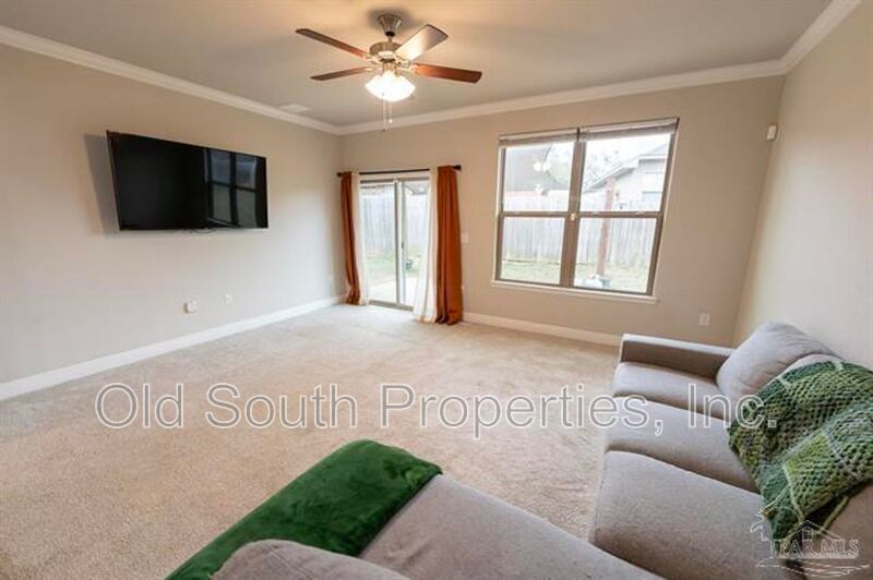 Convenient to I-10, shopping & Navy Federal complex! property image