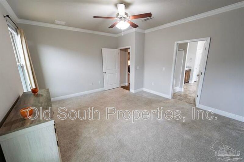 Convenient to I-10, shopping & Navy Federal complex! property image