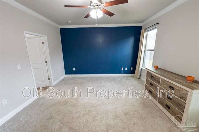 Convenient to I-10, shopping & Navy Federal complex! property image