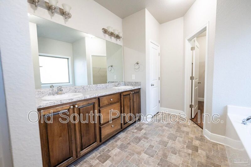 Convenient to I-10, shopping & Navy Federal complex! property image