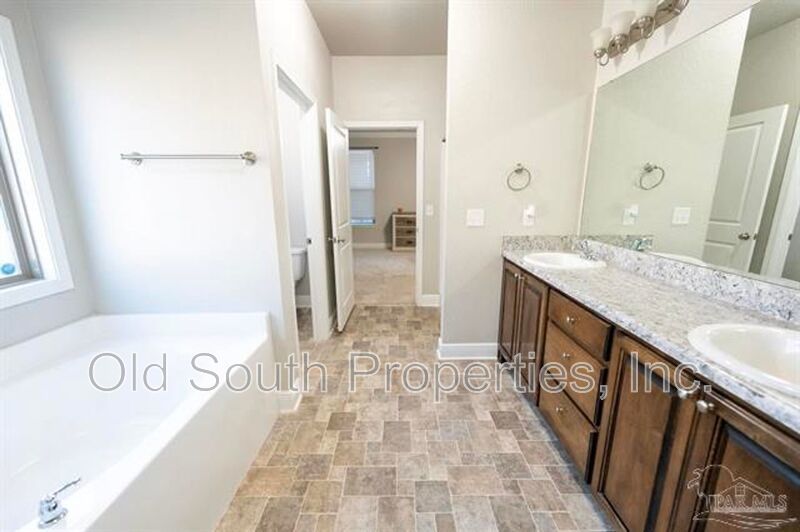 Convenient to I-10, shopping & Navy Federal complex! property image