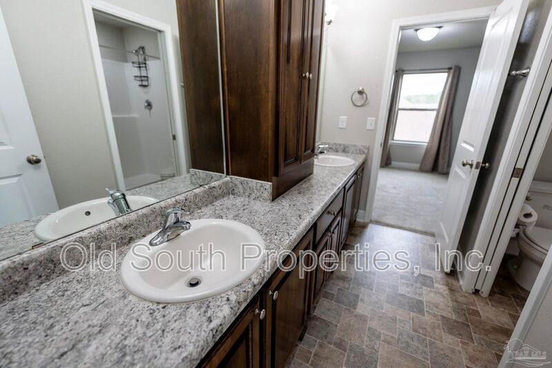 Convenient to I-10, shopping & Navy Federal complex! property image