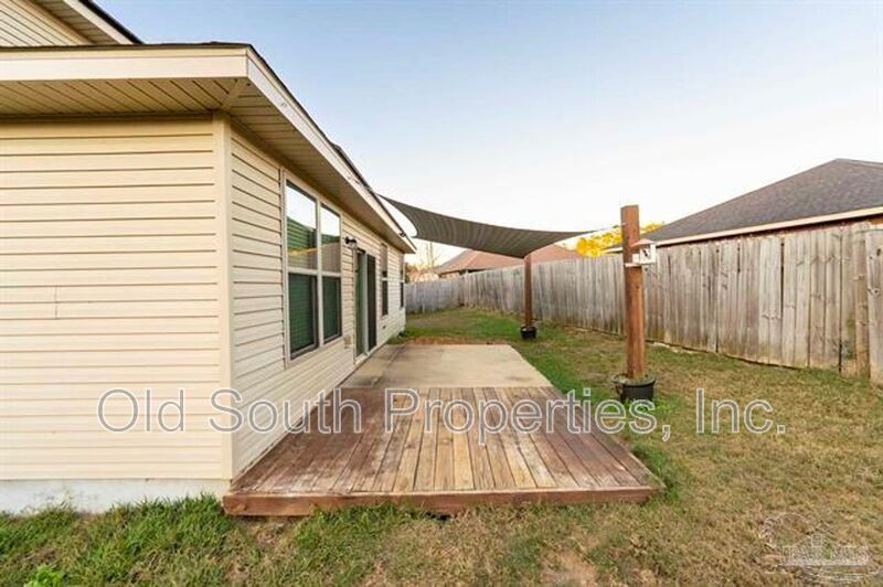 Convenient to I-10, shopping & Navy Federal complex! property image