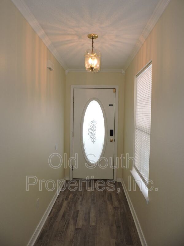 Centrally located with easy access to bases & shopping! property image